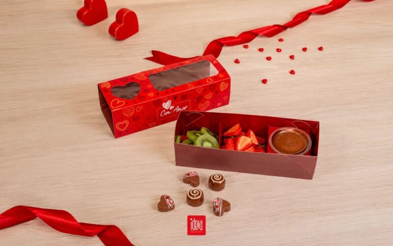 Embalagem de chocolates e frutas com decoração romântica para presente de Dia dos Namorados, da Ideia Embalagens.